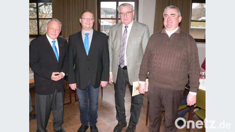 Zentralpräses Josef Schwemmer, Obmann Michael Rahm (von links) und Pfarrpräses Alfons Kaufmann (rechts) ehrten Manfred Schwingl für seine jahrzehntelange Treue zur MMC. Bild: nid