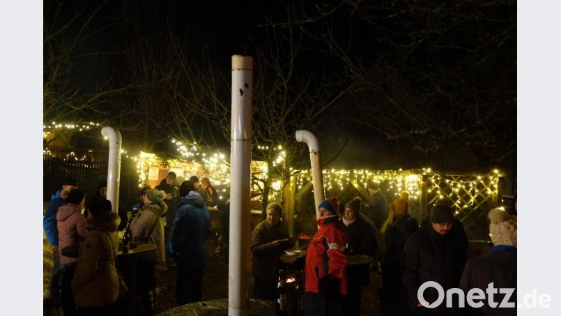 &quot;Winterzauber&quot; in Stadlern: Bei Glühwein konnte man es sich mit Freunden gut gehen lassen. Die Veranstalter hatten auch für wärmende Feuerstellen gesorgt. Bild: mmj