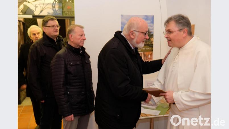 Schon unmittelbar nach dem Festgottesdienst aus Anlass des 40-jährigen Gründungsjubiläums des Fördervereins Kloster Speinshart stehen die Gläubigen Schlange, um &quot;ihrem&quot; Pater Adrian zu gratulieren. Bild: do