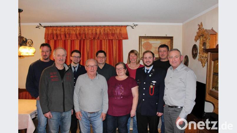Der Jubilar Josef Bäuml im Kreise der Gratulanten (von links): Uwe Franz (Blaskapelle), Albert Hecht (Bulldogfreunde), Philipp Sertl (Feuerwehr), Josef Bäuml mit Frau Roswitha, dahinter Alois Sladky (OWV), daneben Martha Jung (Flurbereinigung), Tobias Schwamberger (Feuerwehr), Wolfgang Schüßler (Bulldogfreunde) und Bernd Schwamberger (OWV). Bild: rdh