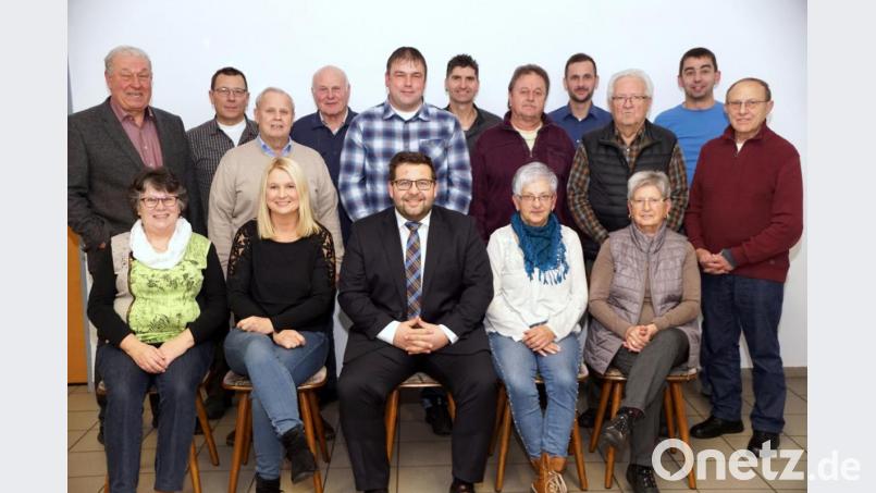 Die Freie Wählergemeinschaft mit den Gemeinderatsbewerbern und Bürgermeisterkandidat Thomas Kaufmann (vorne Mitte): (vorne von links) Cordia Birner, Sandra Lautner, Thomas Kaufmann, Christine Münch, Rita Hartmann, (hinten von links) Eberhard Besold, Gerhard Müller, Erhard Birner, Günther Zöller, Markus Schmid, Reiner Ullmann, Max Philipp, Markus Pleier, Günther Hartmann, Stefan König und Ernst Lautner. Bild: bkr