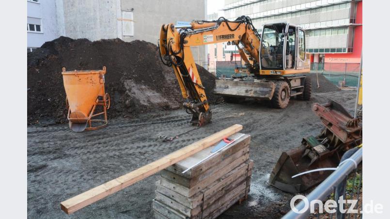Der Bagger ist längst angerückt. Beim Baugrubenverbau gibt es allerdings Verzögerungen, weil sich auf dem Grundstück auch Leitungen befinden, die bisher nicht bekannt waren. Bild: Gabi Schönberger