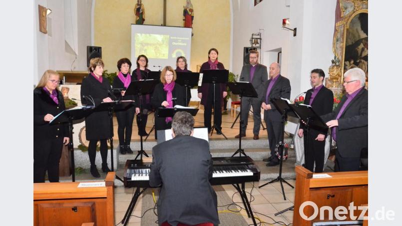 Alexander Meiler (rechts) leitet das Vokalensemble &quot;ChordiSono&quot; beim Benefizkonzert in der Filialkirche. Pianist Wolfgang Dirscherl blieb der Einzige, den das Publikum erst am Schluss von vorne zu sehen bekam. Bild: fjo