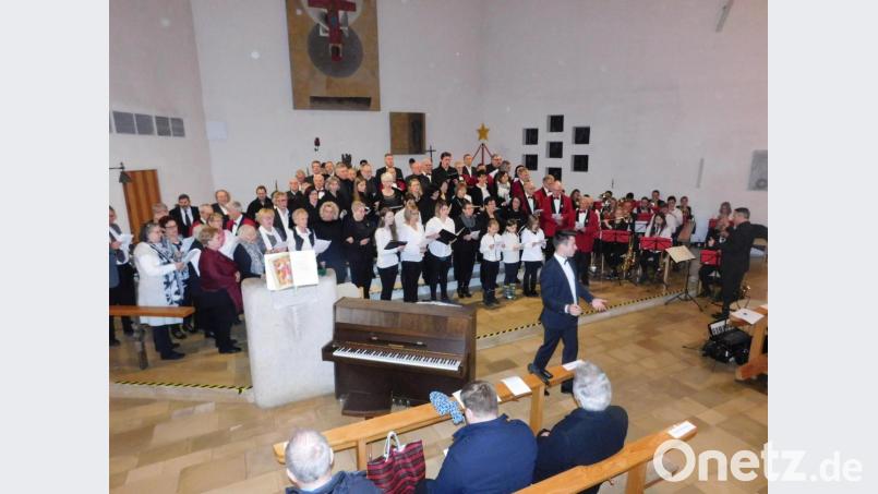 Zum Adventskonzert in der Speichersdorfer Dreifaltigkeitskirche kamen rund 400 Besucher und lauschten den Klängen der Chöre und Musikanten. Bild: hai