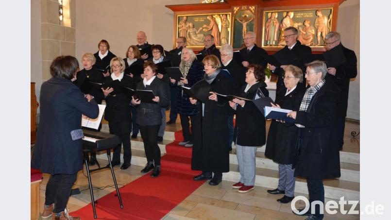 Unter der Leitung von Christine Schlenk sang der Evangelische Kirchenchor im Altarraum. Bild: jr