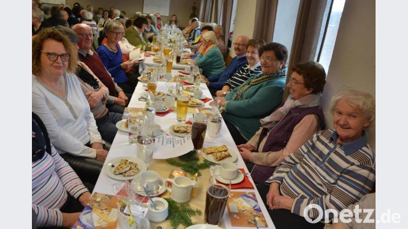 Randvoll war der Saal des Gasthofs „Grüner Baum“ in Poppenreuth bei der Senioren-Weihnachtsfeier, zu der die Stadt eingeladen hatte. Bild: jr