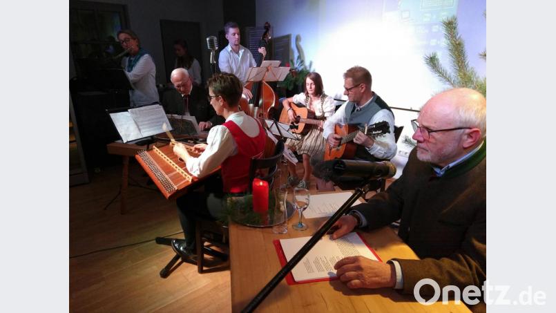 Die Stubenmusi Bogner und Mundartdichter Dieter Radl hatten die Aufmerksamkeit der Besucher in der Kulturscheune Elbart auf ihrer Seite. Bild: mma