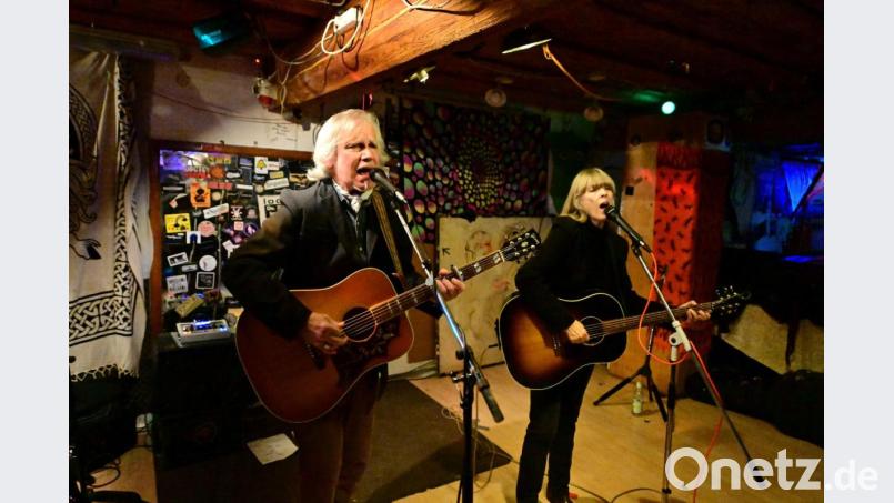 Carla Olson (begleitet von Todd Wolfe) war zum ersten Mal auf Deutschland-Tour und überzeugte die Fans, die von weither anreisten. Bild: Bernd Schweinar