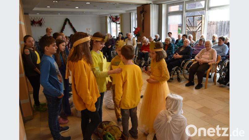 Die Schüler der Niedermuracher Grundschule schenkten den Bewohnern des Senioren – und Pflegeheims eine besinnliche vorweihnachtliche Stunde. Bild: weu
