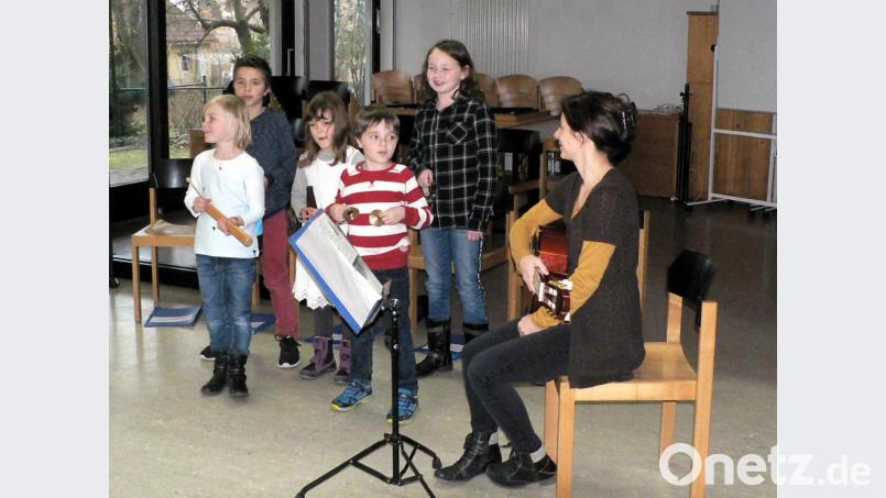 Die Kinder vom Kinderchor der evangelischen Kirchengemeinde Neustadt am Kulm überraschten die Senioren bei deren Adventsfeier im Gemeindehaus mit verschiedenen Liedern. Begleitet wurden die Kinder von Christine Pühl auf der Gitarre. Bild: rky