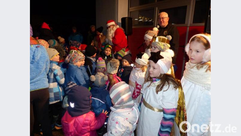 Der Nikolaus verteilt im Beisein des Christkindes und der Engel seine Geschenke. Bild: sl