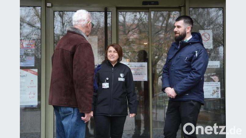 Filiz Emin (Mitte) und Abdulrahman Nayir (rechts) vom Wach- und Sicherheitsdienst Weiden-SEC passen im Weidener Rathaus auf. Bild: Gabi Schönberger