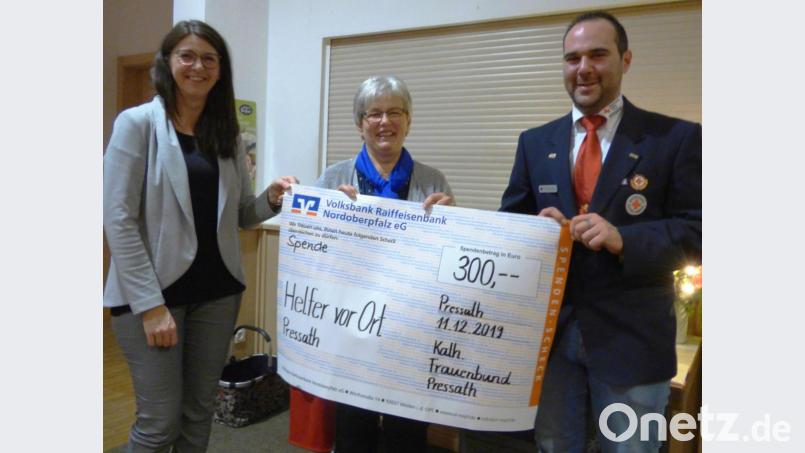 Darüber freuen sich die Helfer vor Ort (HvO) ganz besonders: 300 Euro übergaben Rosa Deglmann und Frauenbund-Teamsprecherin Christine Pfeiffer (von links) an Florian Eibl (rechts). Er sicherte zu, das Geld zweckdienlich zu verwenden. Bild: mng