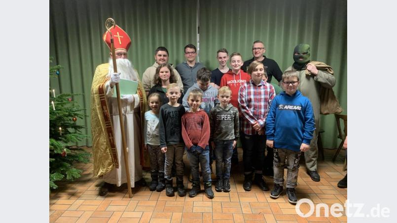 Auch der Nikolaus feiert mit: Im Rahmen der Weihnachtsfeier küren die Scheibenschützen Weiherhammer die Gewinner. Bild: exb