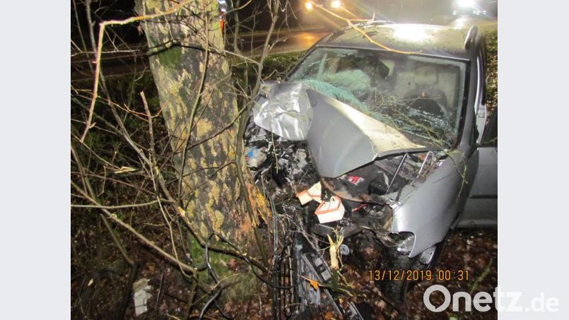 Aus ungeklärter Ursache kam am Donnerstag ein Wagen von der Bundesstraße 85 bei Neuenschwand ab. Der 49-Jähriger Fahrer wurde erlitt lebensgefährliche Verletzungen, denen er im Krankenhaus erlag. Bild: exb