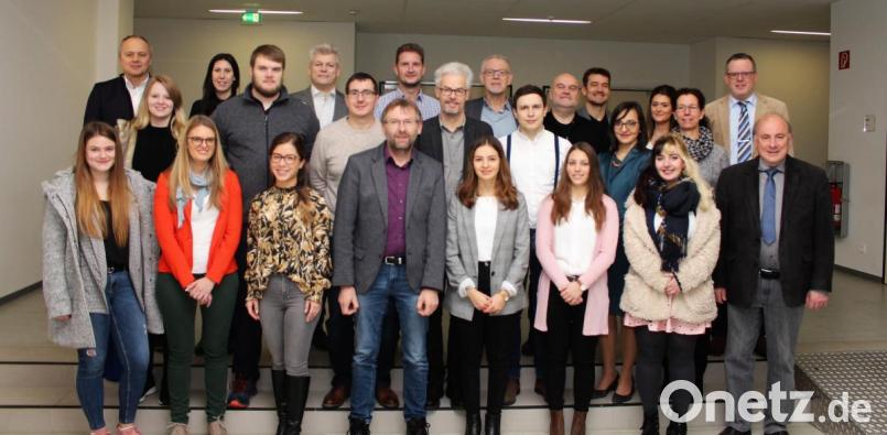 Die Referenten des Studieninformationstages mit dem Schulleiter OStD Georg Hecht (rechts unten) und dem Wirtschaftslehrer OStR Sascha Häcker (rechts oben). Bild: Stiftland-Gymnasium/exb