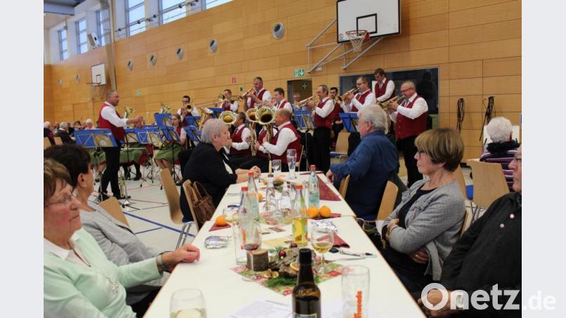Rund 450 ältere Mitmenschen folgen der Einladung zur Traditionsfeier der Stadt in die Helmut-Ott-Halle. Viele von ihnen nützen die Veranstaltung, um sich mit Freunden und Bekannten auszutauschen. Bild: cs