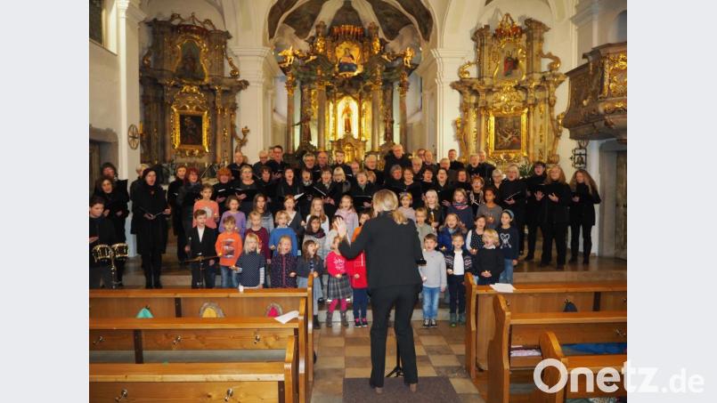 Ein begeisterndes Konzert geben die Erwachsenenchöre Parkstein und der Kinderchor Neunkirchen in St. Felix. Am Sonntag, 22. Dezember, um 16 Uhr ist die Adventscantate &quot;Gelobt sei , der da kommt&quot; in der Pfarrkirche Parkstein erneut zu erleben. Bild: krb