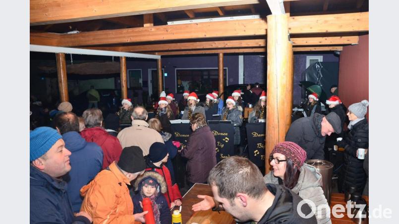 Mit roten Zipfelmützen auf den Köpfen - teils blinkend - kredenzt die muntere Frauentruppe bei ihrer &quot;Weihnachts-Swing-Serenade&quot; ein buntes Potpourri zur Freude enorm vieler Besucher. Bild: fjo