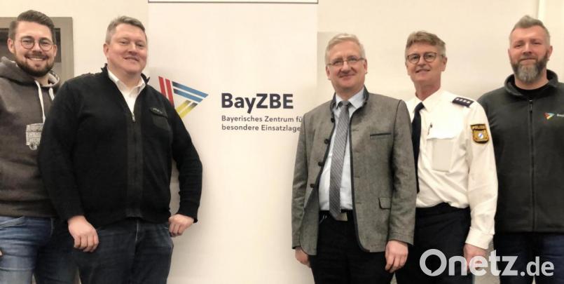 BRK-Bereitschaftsleiter Sven Lehner, Feuerwehrkommandant Bernhard Schmidt, zweiter Bürgermeister Johannes Reger sowie Polizeihauptkommissar Dieter Striegl und Bergwacht-Bereitschaftsleiter Wolfgang Hartung besuchten das Zentrum. Bild: njn