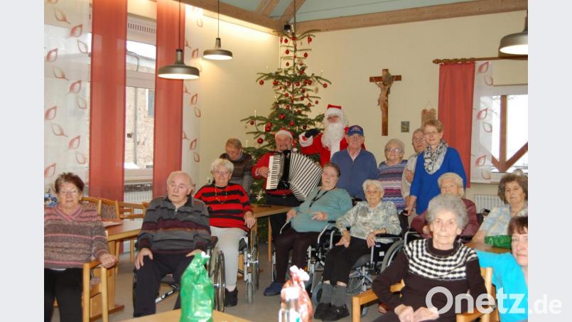 Die Bewohner des Gmünder Seniorenheims freuen sich über den Besuch des Deutsch-Amerikanische Kontaktclubs. Kein Wunder, denn neben weihnachtlicher Musik gibt es auch kleine Geschenke. Bild: az