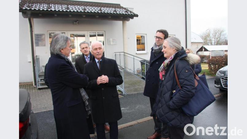 Im Gespräch erläuterte Peter König das Ärztehaus an der Goethestraße. Im Bild (von links) Axel Bartelt, Roland Grillmeier, Bgm. Peter König, Rolf Mehringer und Regina Harrer von der Bezirksregierung. Bild: wro