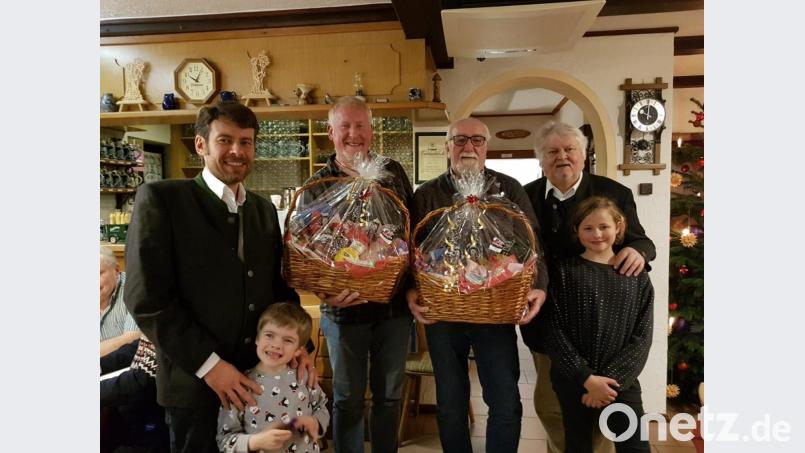 Langjährige Mitarbeiter ehrte das Autohaus Mössbauer bei der Jahresabschlussfeier. Unser Bild zeigt von links Nicolai Mössbauer (mit Sohn Nicolas) , Oliver Weber, Werner Huttinger und Richard Mössbauer (mit Enkelin Emilia). Bild: kro
