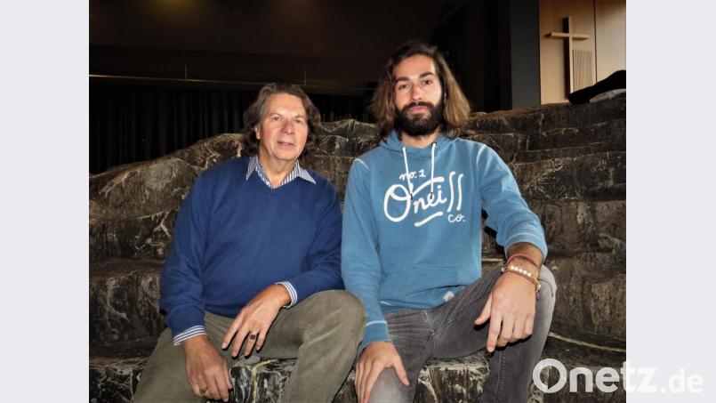 Florian Winklmüller, erster Jesus im Jahr 1997 und Gründer der Tirschenreuther Theaterszene &quot;Modernes Theater Tirschenreuth&quot;, freut sich, dass Julian Mühlmeier (von links) die Rolle bekommen hat. Der &quot;junge und der alte Jesus&quot; haben viele Gemeinsamkeiten. Julian Mühlmeier nimmt (wie damals Florian Winklmüller als erster Jesus) durch die Europassion eine besondere Herausforderung an. Winklmüller hat den Vorsitz des Vereins Modernes Theater Tirschenreuth e. V. erst jüngst an Julian Mühlmeier übergeben, außerdem haben die beiden gemeinsam auf der Bühne neben anderen Stücken auch den jungen und den alten Johnny Cash mit viel Erfolg gespielt und gesungen. Florian Winklmüller hat bisher bei jeder Passion mitgewirkt - im fünfjährigen Turnus. Zum zweiten Mal übernimmt er diesmal die Rolle des Pontius Pilatus. Bild: ubb