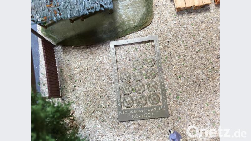 Geht&#039;s noch filigraner? Kanaldeckel im Maßstab 1:87. Bild: räd