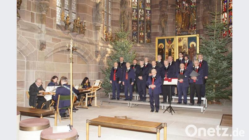 Vor dem Tucheraltar in der Nürnberger Frauenkirche sang der Männerchor in Begleitung der Instrumentalisten bei zwei Gottesdiensten die Waldlermesse. Bild: mmj