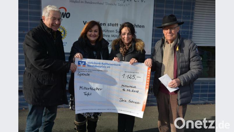 Einen stolzen Betrag aus ihrer Benefizaktion Fußmassage überreichte Doris Schneider (Zweite von rechts) an die Mitterteicher Tafel, an Tafel-Vorsitzende Nicki Fürst, sowie die Vorstandsmitglieder Karl Haberkorn (links) und Gerhardt Höhn. Bild: jr