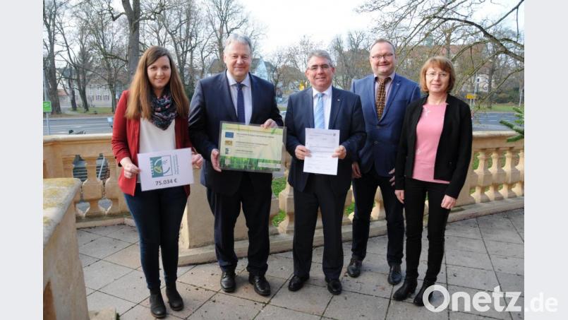 LAG-Managerin Katharina Schenk, der Vorsitzende der LAG Regionalentwicklung, Landrat Richard Reisinger, Freihungs Bürgermeister Norbert Bücherl sowie die Marktgemeinderäte Uwe König und Erika Urban (von links) freuen sich über den Leader-Förderbescheid. Bild: Christine Hollederer