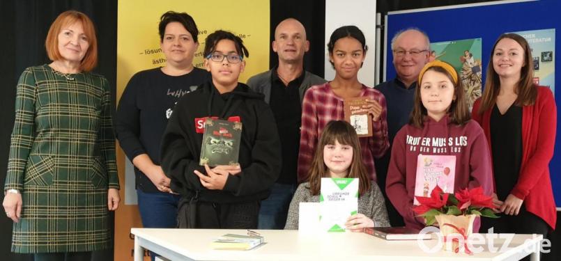 Die Elfjährige Samira Campitelli (sitzend) holt beim Vorlesewettbewerb der sechsten Klasse der Grafenwöhrer Mittelschule den Sieg. Bild: rgr