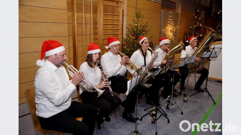 Weihnachtsfrauen und -männer unterhielten musikalisch. Bild: bkr