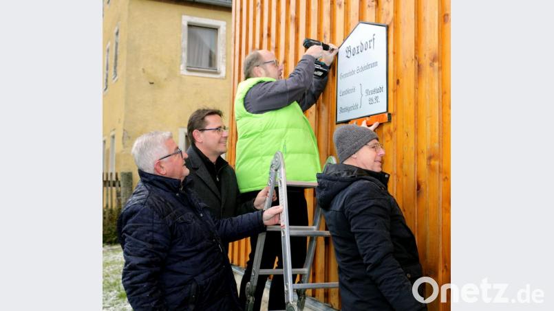 Gemeinsam wird das runderneuerte Schild von den Initiatoren Manfred Meier, Zweiter Bürgermeister Oliver Mutterer, Thomas Kraus und Werner Bock (von links) an seinem neuen Platz in Boxdorf angebracht. Bild: mef