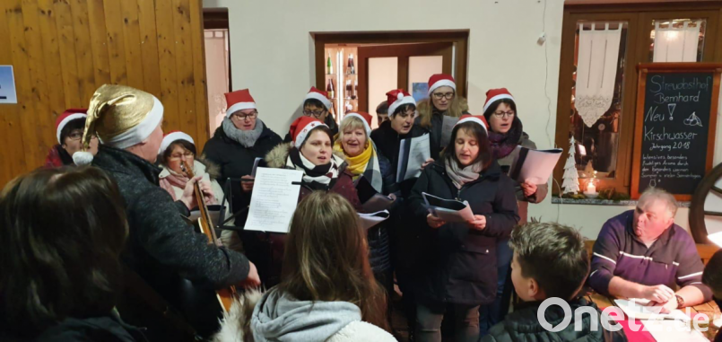 Die Gesangsgruppe &quot;Passt Scho&quot; verbreitet weihnachtliche Stimmung. Bild: sl