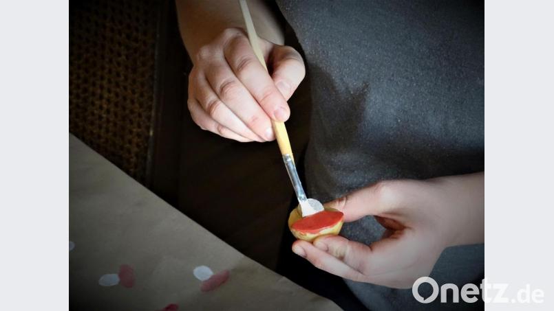 Mit dem Pinsel wird Farbe auf selbst geschnitzte Kartoffelstempel getupft. Bild: exb
