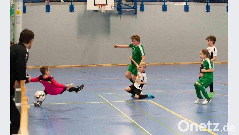 Doppeltorschütze Florian Apfelbacher (vorne im grünen Trikot) sorgte mit zwei Treffern für den Turniersieg des 1.FC Schlicht bei den F-Junioren. Bild: jt