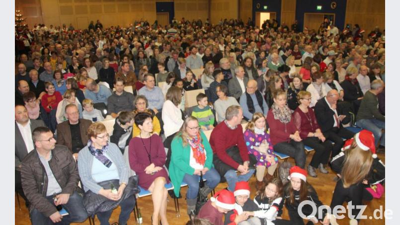 Eine übervolle Stadthalle Bild: Schönberger, Ferdinand [fsb]