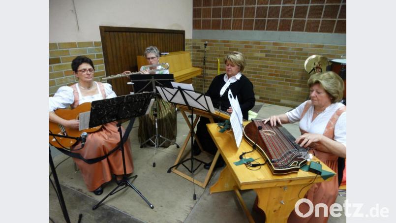 Ruhige, eher adventliche Stimmung vermittelt mit ihrem harmonischen Spiel die Schlichter Stub`nmusik unter Leitung von Paula Stubenvoll (rechts). Bild: ct