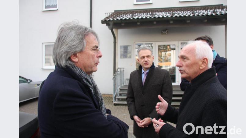 Das Ärztehaus stellte Bürgermeister Peter König Axel Bartelt (links) und stellvertretenden Landrat Roland Grillmeier (Bildmitte), bzw. der Delegation persönlich vor. Bild: wro