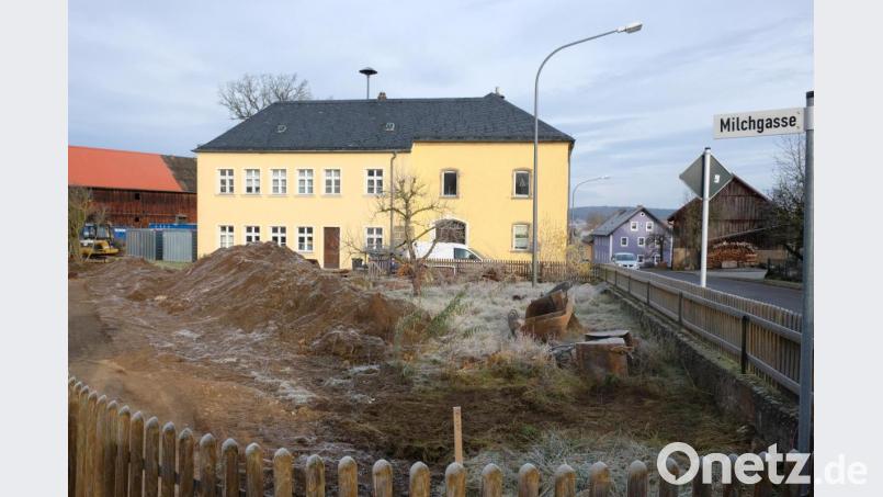 Im ehemaligen Schulgarten an der Milchgasse haben Bauarbeiter einen historischen Brunnen entdeckt. Bild: do
