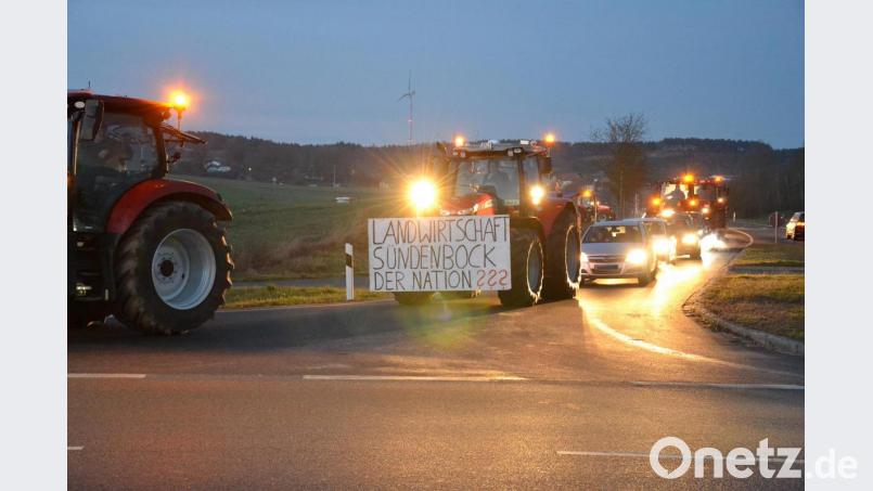 Die Kolonne der Traktoren von Gebenbach nach Hahnbach bzw. nach Kienlohe sorgte am Mittwochnachmittag für Verkehrsbehinderungen auf der B14 und der B299. Bild: Markus Müller