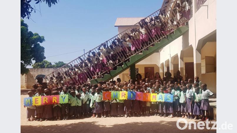 Aus Dankbarkeit für die erhaltene Hilfslieferung senden die Kinder der Emma-School in Kerevan/Gambia Weihnachtsgrüße in die Oberpfalz. Bild: rha