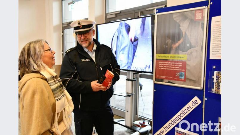 Polizeioberkommissar Josef Prill, Präventions-Chef bei der Bundespolizeiinspektion Waidhaus gibt einer Reisenden Tipps zur Vermeidung von Taschendiebstählen. Bild: exb/Bundespolizeiinspektion Waidhaus