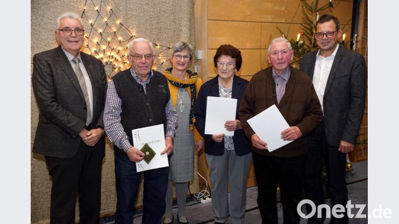 Für jeweils 50 Jahre Treue erhielten Alois Schmid, Babette Dötterl und Konrad Merkl (Zweiter, Vierte und Fünfter von links) von Zweitem Bürgermeister Josef Hecht, Vorsitzender Maria Frauenholz und Kreisfachberater Harald Schlöger (von links) unter anderem Urkunden und Ehrennadeln. Bild: bkr