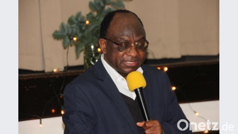 Pfarrer Dr. Charles Ifemeje sang ein weihnachtliches Lied in englischer Sprache. Bild: kro