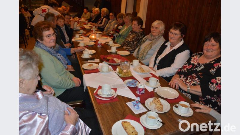 Neunzig Senioren waren am Sonntagnachmittag in den Schiml-Saal zum traditionellen adventlichen Seniorennachmittag gekommen. Bild: jr