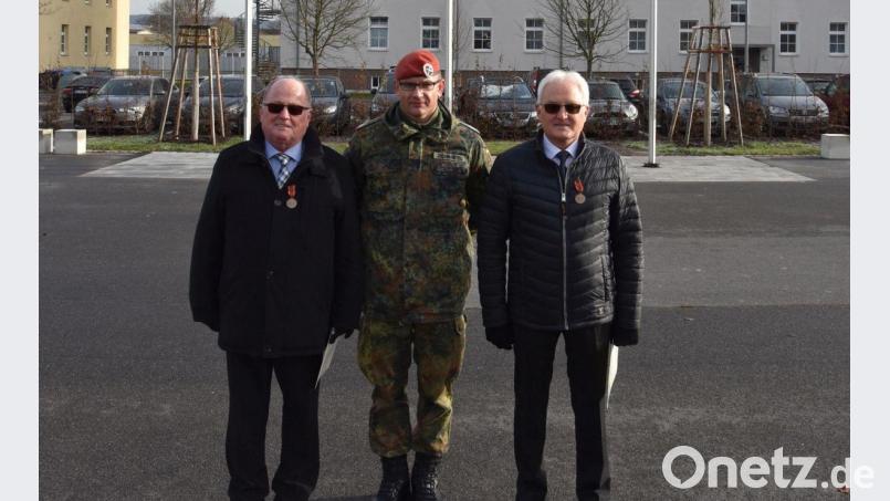 Besser spät als nie: Bataillonskommandeur Sven Zickmantel ehrt Oberstabsfeldwebel a.D. Brönner (links) und Stabsfeldwebel a.D. Sauer (rechts) für ihren Einsatz in Somalia. Bild: exb/Rick Schnell