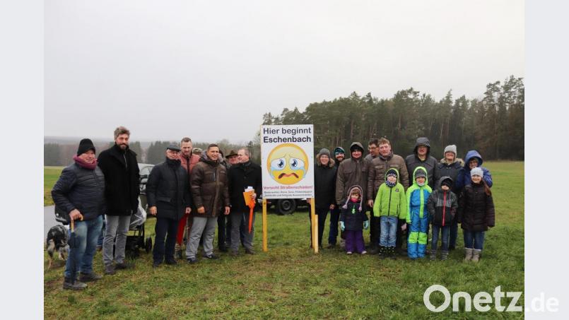 Blick nach Großkotzenreuth: An der Gemeindeverbindungsstraße hat die Dorfgemeinschaft eigens ein doppelseitiges Schild aufgestellt, um zum einen den schlechten Zustand der Trasse auf Eschenbacher Gebiet zu thematisieren. Bild: jma